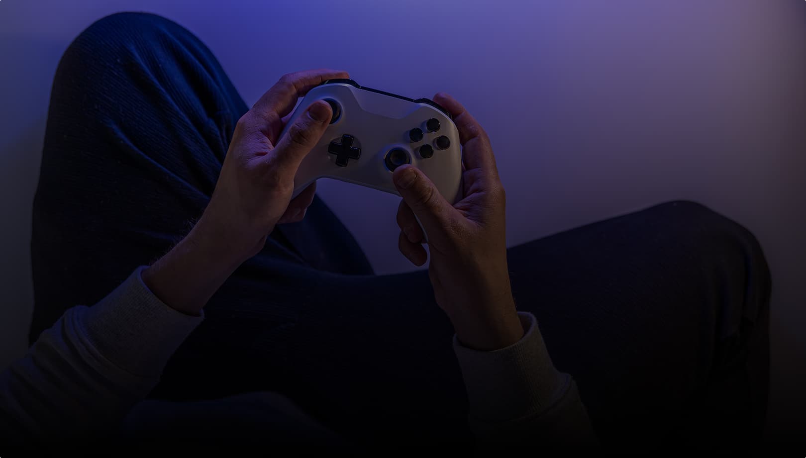 Человек играет в арендованную в rentime приставку